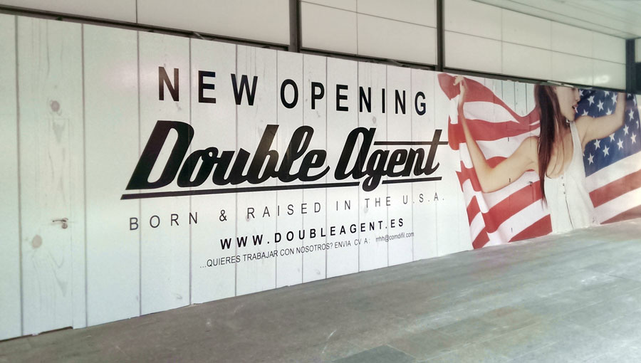 Panelado realizado con vinilo imrpeso y laminado para centro comercial