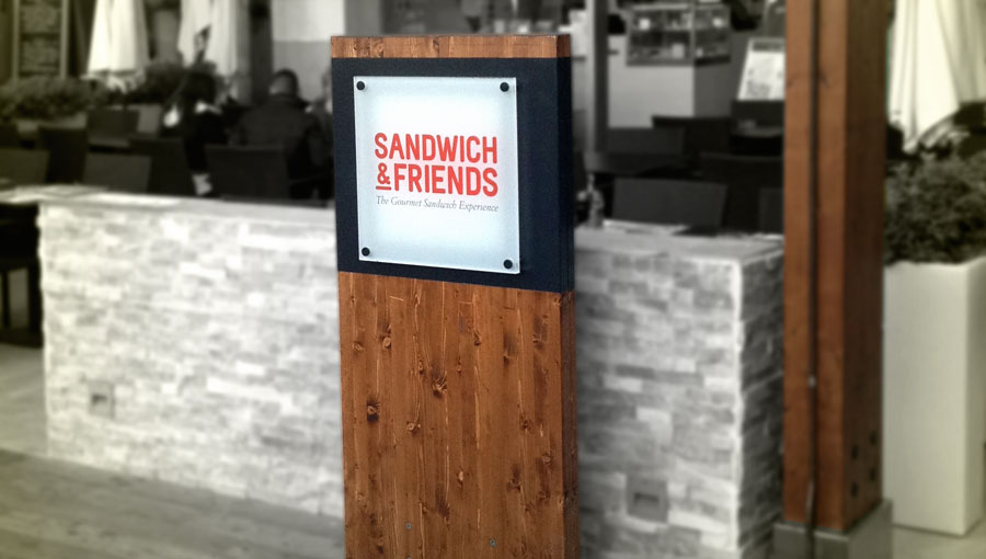 Planchas de aluminio plegadas rotuladas con vinilo de corte