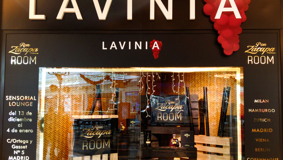 Escaparate realizado con rotulación y montaje de varios elementos corporativos Lavinia